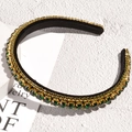Détail du serre-tête de luxe en velours avec cristaux verts et bordure dorée - Strass vert