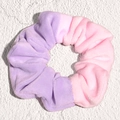Detailopname van een fluwelen scrunchie met paars kleurverloop en zachte stoftextuur - Lichtpaars en Roze Gradiënt