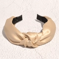 Elegante cerchietto in raso color champagne con un raffinato design a nodo per donna - Caffè Latte Annodato