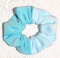 Lichtblauwe fluwelen scrunchie met zachte textuur en contrasterend paneelontwerp - Lichtblauw en Bleekblauw Contrast