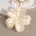 Elegante pinza para el pelo con flor crema y textura dorada agrietada de resina - Flor Beige