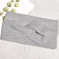 Dettaglio di fascia per capelli in maglia grigio chiaro con nodo incrociato e trama a coste - Grigio