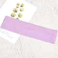 Primer plano de la diadema de punto morado claro que muestra la textura detallada de canalé - Púrpura Taro