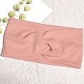 Dettaglio della fascia in maglia rosa con trama a costine sottili e design a nodo incrociato - Rosa