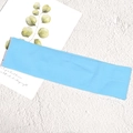 Primer plano de la diadema de punto acanalado azul claro con textura elástica sobre blanco - Azul Cielo