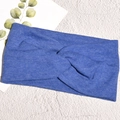 Dettaglio della fascia annodata in tessuto a costine elasticizzato color blu cobalto - Blu
