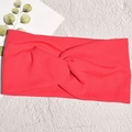 Dettaglio della fascia per capelli in maglia a coste rosso corallo con nodo centrale - Rosso Anguria