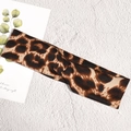 Detailaufnahme des Stirnbands mit Leopardenmuster, weichem Stoff und geknotetem Design - Leopard Dunkelkaffee