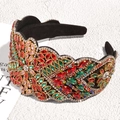 Dettaglio ravvicinato del cerchietto largo con strass colorati e fodera in velluto - Colorato