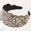 Dettaglio del cerchietto largo in velluto con strass a forma di foglia e fiori - Bianco