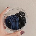 Élastiques à cheveux haute élasticité en bleu foncé et noir dans un pot transparent - Ensemble d'Élastiques Cheveux en Boîte / Lot de 20 (10 Bleus Foncé + 10 Noirs) / Bleu Marine + Noir
