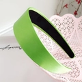 Détail d'un serre-tête en satin vert avec doublure intérieure en velours noir - Vert Fluorescent Satiné