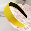 Gros plan d'un serre-tête en satin jaune sur un panier décoratif rose - Satin Jaune