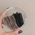 Lot d'élastiques à cheveux noirs et marron rangés dans un pot en plastique transparent - Pack de 20 Bâtons / Brun et Noir