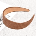 Primer plano de diadema de rafia marrón con textura trenzada de fibra natural - Marrón