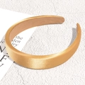 Dettaglio del cerchietto in raso color oro champagne con fodera interna antiscivolo - Giallo