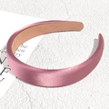 Dettaglio del cerchietto imbottito in raso rosa con trama liscia e fodera interna - Viola