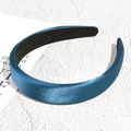 Dettaglio del tessuto satinato blu pavone e dell'interno antiscivolo nero sul cerchietto - Blu