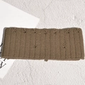 Détail d'un bandeau en tricot marron avec texture côtelée et petits nœuds décoratifs - Marron