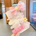 Dettaglio di fermagli per capelli con fiocco rosa e accessori floreali ricamati per bambine - Rosa