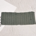 Détail du bandeau en maille gris-vert foncé avec texture à pompons et rayures - Gris foncé