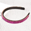 Vue détaillée des strass rose fuchsia sur le serre-tête noir avec dents antidérapantes - Rose rouge