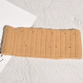 Détail d'un bandeau en maille camel avec points ajourés décoratifs et texture épaisse - Khaki