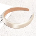 Dettaglio del tessuto in raso color oro champagne e fodera antiscivolo sul cerchietto imbottito - Bianco