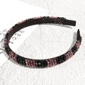 Detalle de diadema artesanal con cuentas de cristal talladas en color negro y púrpura - Negro con Circonita Rosa