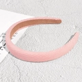 Dettaglio del cerchietto in velluto a coste rosa con trama a righe e fodera antiscivolo - Rosa