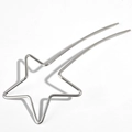 Vue détaillée du pic à cheveux en métal argenté poli avec un design étoilé minimaliste - Pentagramme / Argent Brillant