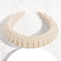 Detalle macro de diadema acolchada beige con perlas blancas artificiales densamente fijadas - Blanco