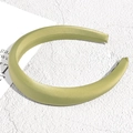 Dettaglio del cerchietto in spugna satinata verde chiaro con trama in tessuto imbottito premium - Verde Frutta