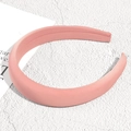 Dettaglio del cerchietto in spugna rosa ispessita con texture in tessuto opaco - Rosa