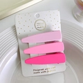 Tre fermagli per capelli opachi rosa sfumato su una carta bianca in una ciotola di ceramica - goccia / Rosa