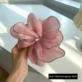 Rosa Organza-Haargummi mit grauem Rand, 18 cm Durchmesser, für elegante Frisuren im Detail - Rosa