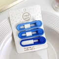Tre fermagli per capelli opachi blu sfumato su cartoncino in un piatto di ceramica bianca - Ellisse / Blu