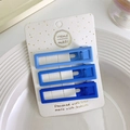 Tre fermagli per capelli opachi blu sfumato su cartoncino in un vassoio di ceramica - Quadrato / Blu