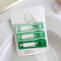 Dettaglio di un set di 3 fermagli per capelli rettangolari opachi verdi su cartoncino - Quadrato / Verde
