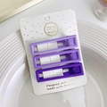 Primo piano di tre fermagli per capelli viola opachi con sfumature su un cartoncino - Quadrato / Viola