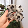 Florales Organza-Haargummi mit schwarzen Samtblumen für eine stilvolle Vintage-Frisur - Weiß