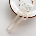 Dettaglio della forcina bianca perlata a fiocco per eleganti acconciature stile francese - Bianco