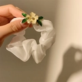 Primer plano de coletero de organza blanca con flor de metal amarillo y decoración - Blanco