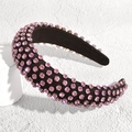 Dettaglio di strass in cristallo rosa su una fascia imbottita in velluto nero - Stile Rosa