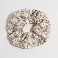 Floraler Haargummi in Beige mit grünen Blättern und weißen Blumen, Stoff-Haarschmuck - Beige Grün Blumig