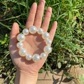 Eleganter weißer Perlen-Haargummi und Armband mit verschiedenen Perlengrößen - Mischperlen-Stil