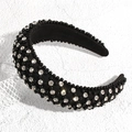 Dettaglio del cerchietto nero retrò con perline cucite e strass lucidi in stile lussuoso - Cerchietto Nero Perle Strass