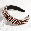 Dettaglio del motivo a rete con perle bianche e strass rossi su cerchietto nero imbottito - Cerchietto Strass Rosso Perla
