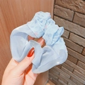 Dettaglio di elastico per capelli in organza azzurro a pois rosa e tessuto plissettato - Blu