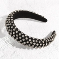 Détail d'un serre-tête en velours noir orné de strass brillants et design rembourré - Serre-Tête Noir Avec Strass